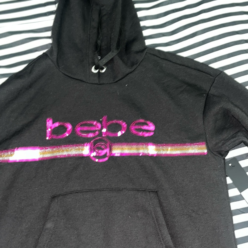 I’m selling this hoodie never wear new.